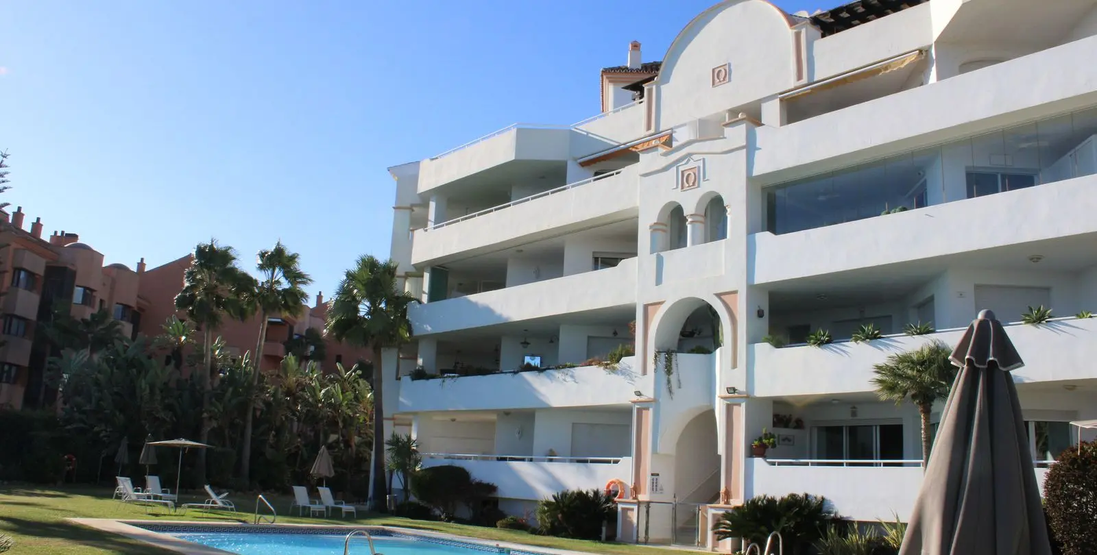 Venta de apartamento en planta media en Marbella 1