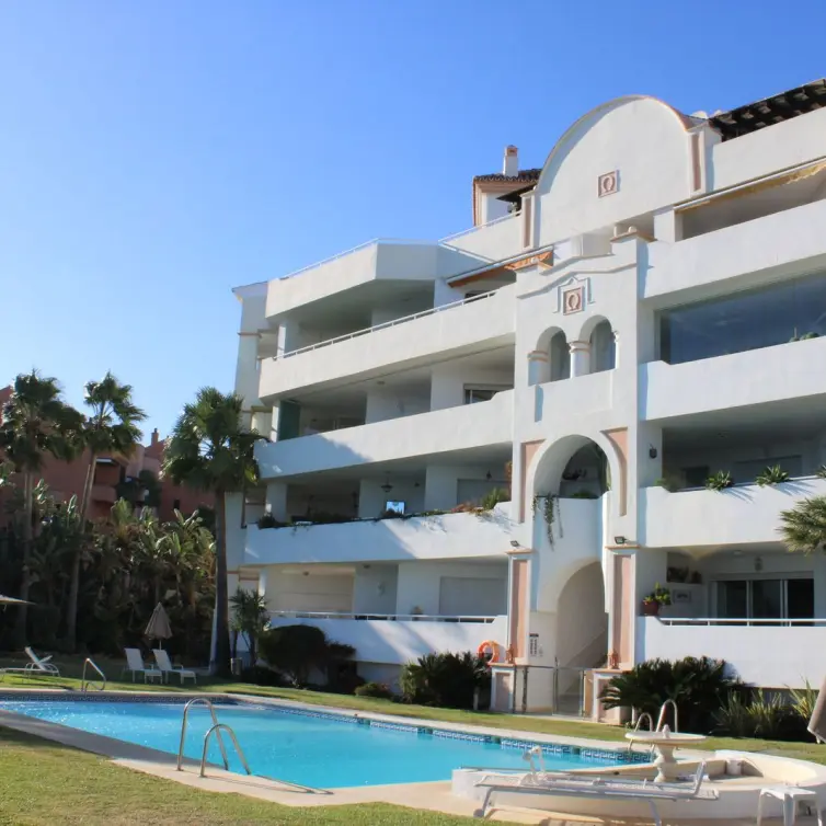 Продажа апартаментов на среднем этаже в Marbella