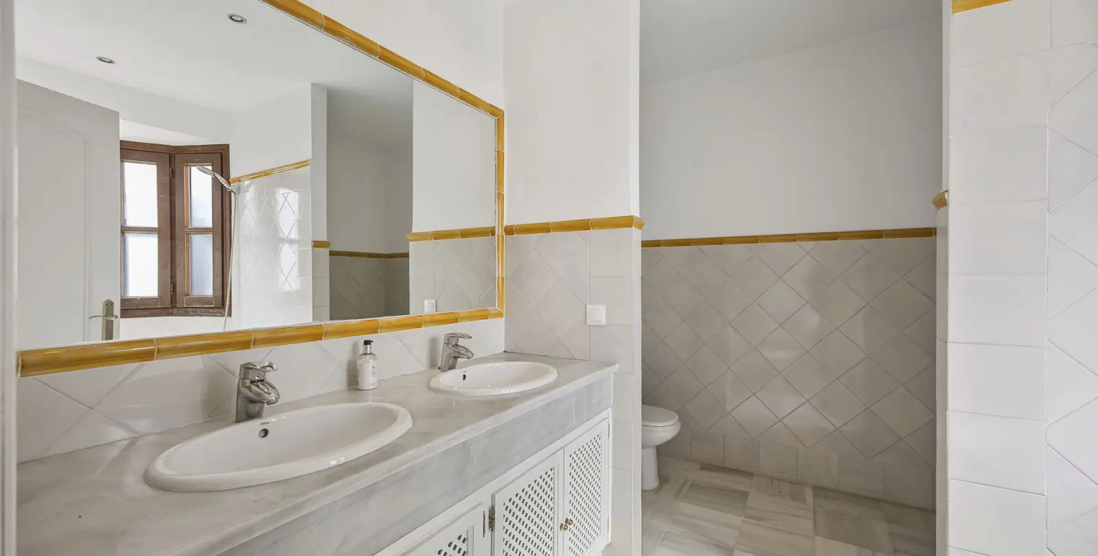 Продажа таунхауса в Guadalmina Alta 13