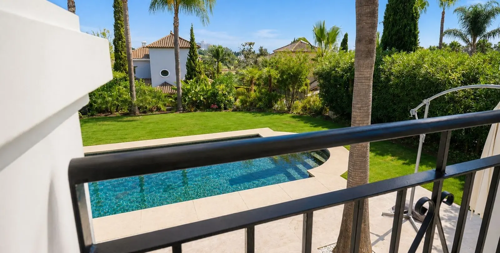 Venta de villa independiente en El Paraiso 11
