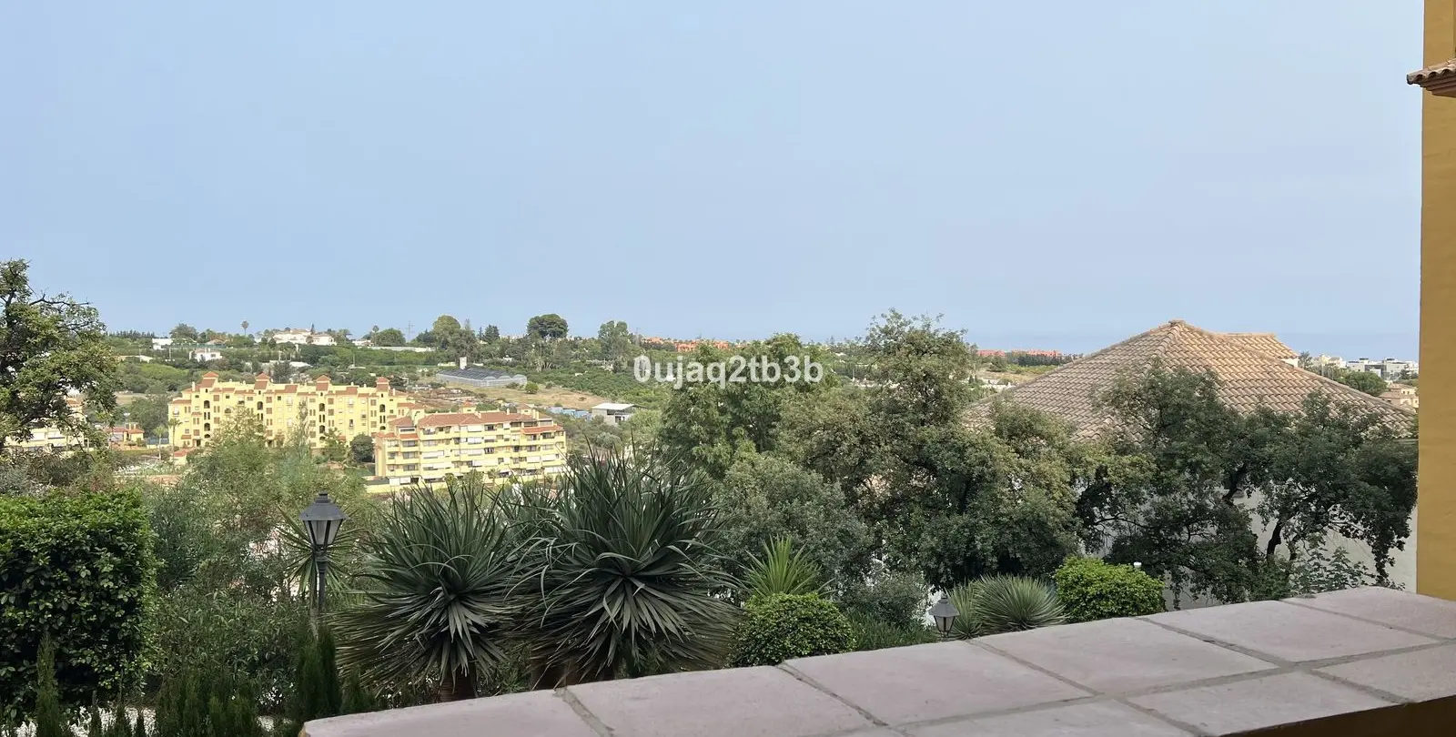 Venta de apartamento en planta media en Estepona 1