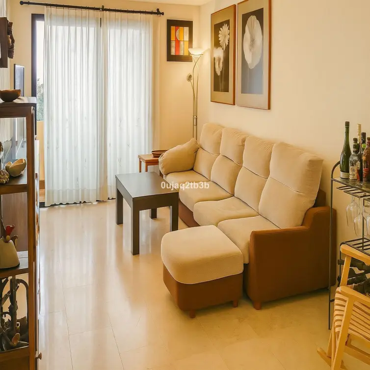 Sale of middle floor apartment in Estepona