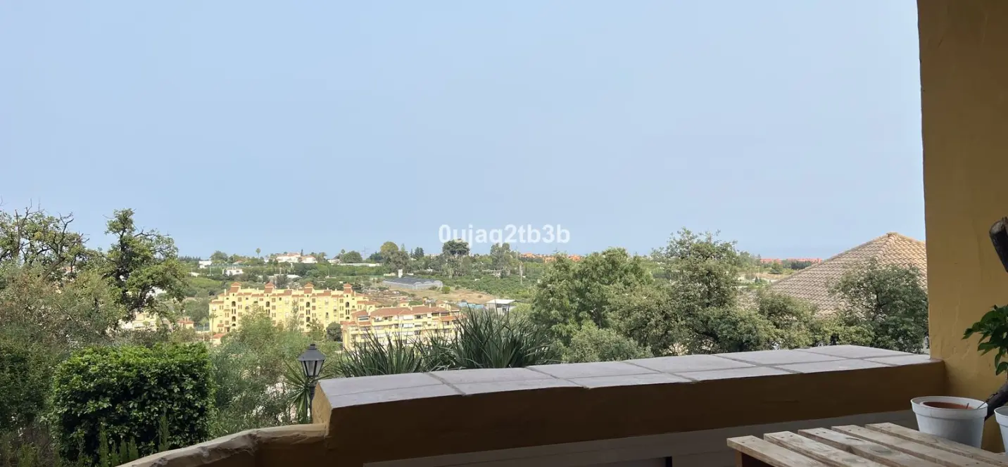 Sale of middle floor apartment in Estepona 2