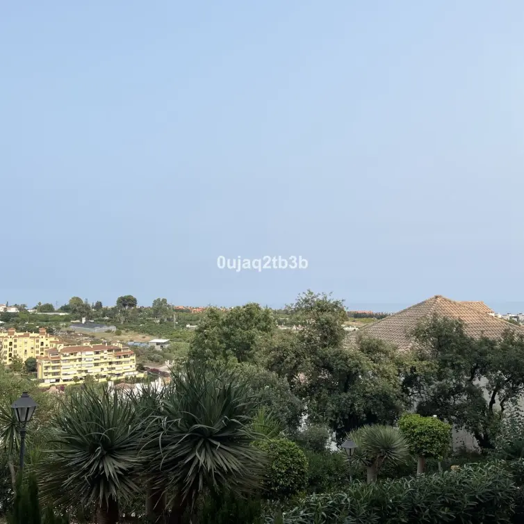 Sale of middle floor apartment in Estepona