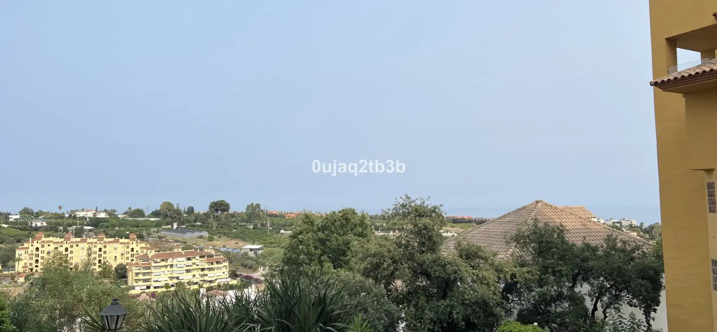 Sale of middle floor apartment in Estepona 4