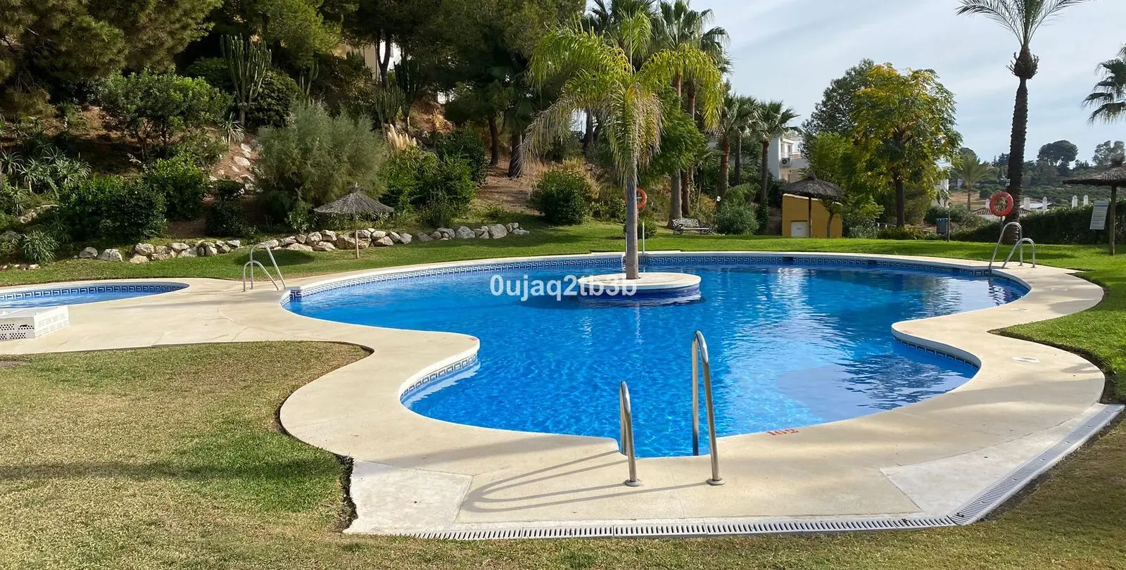 Venta de apartamento en planta media en Estepona 18