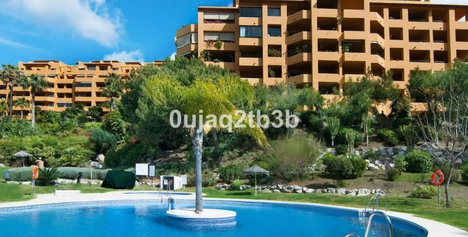 Venta de apartamento en planta media en Estepona 31