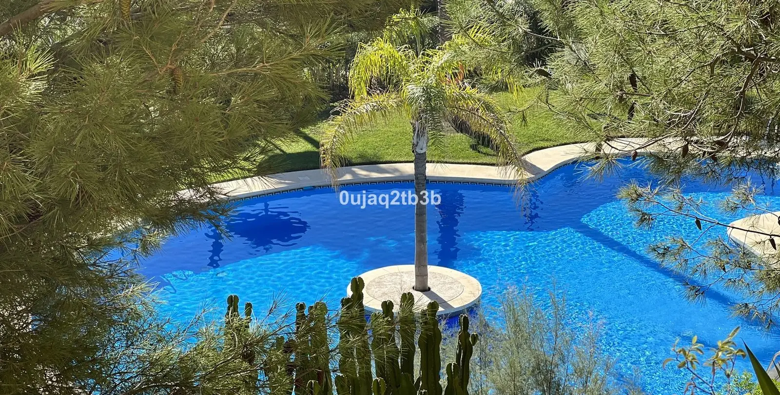 Venta de apartamento en planta media en Estepona 32