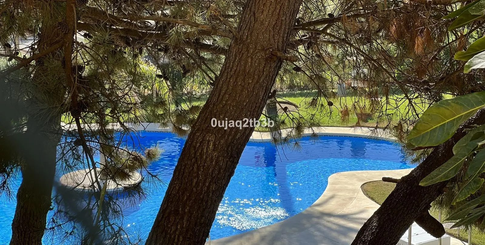 Venta de apartamento en planta media en Estepona 37