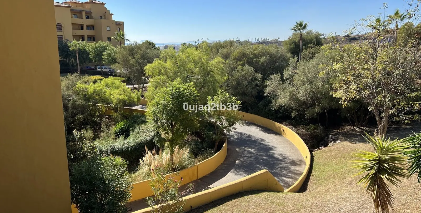 Venta de apartamento en planta media en Estepona 44