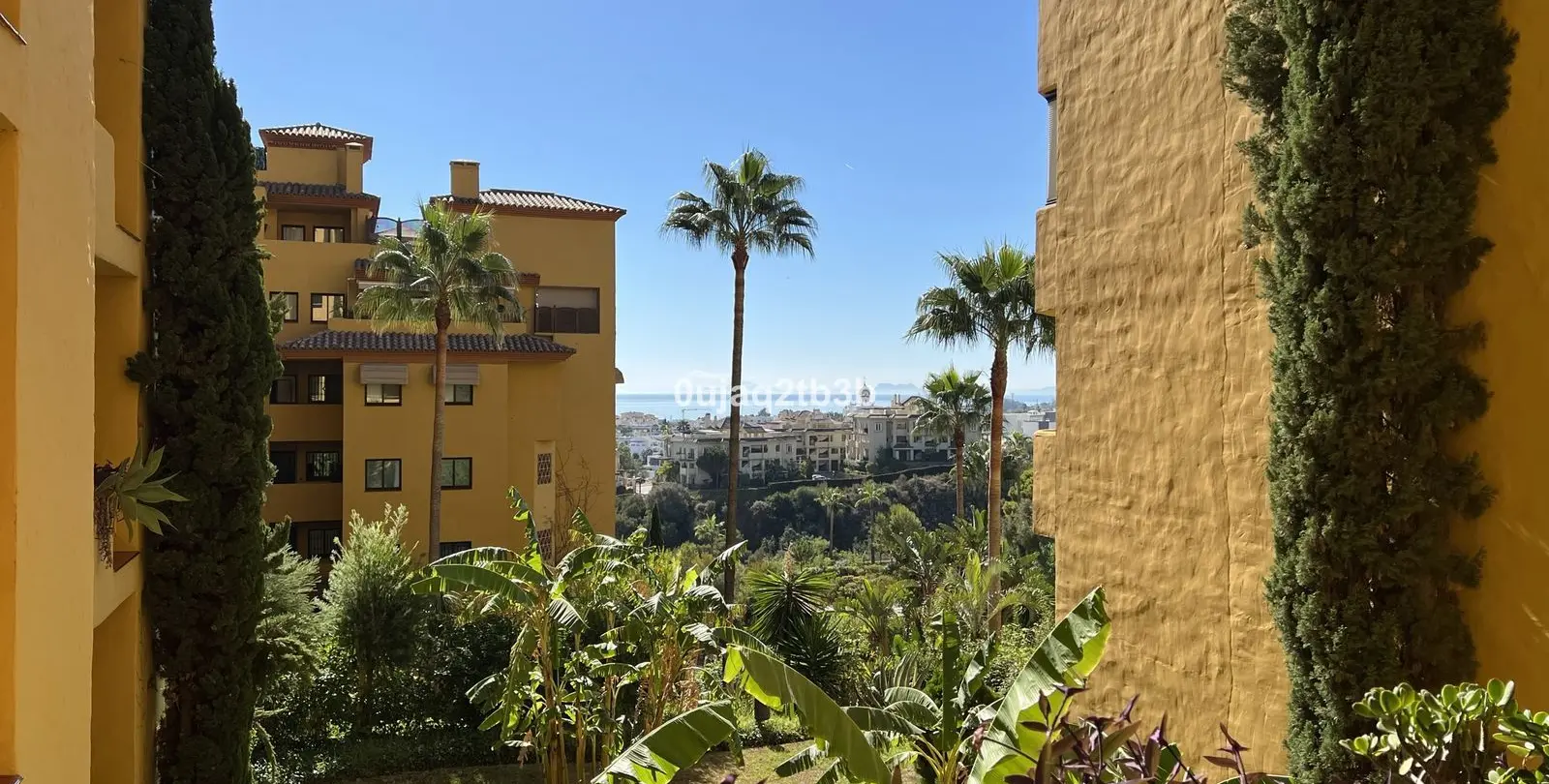 Venta de apartamento en planta media en Estepona 46