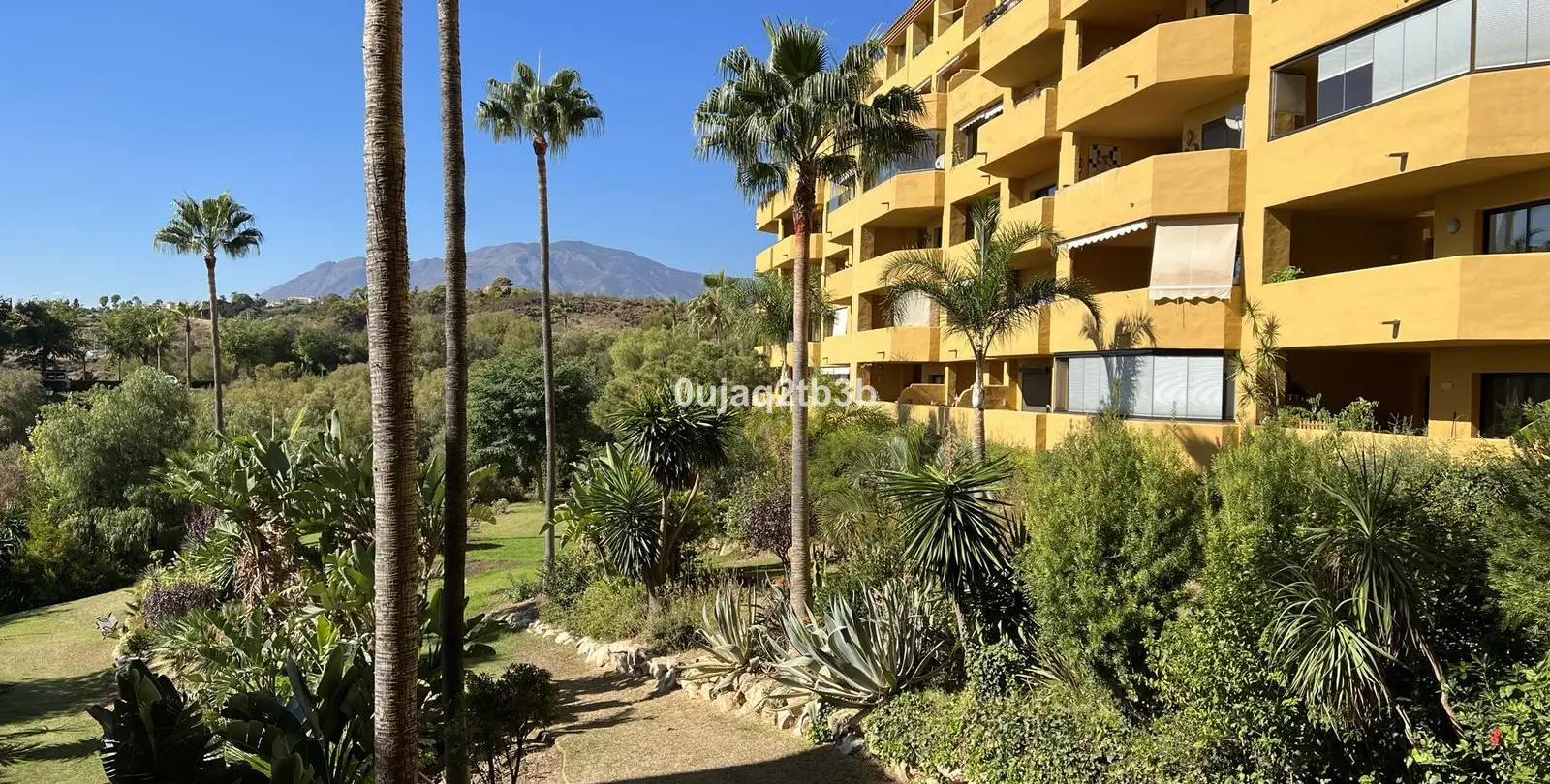 Venta de apartamento en planta media en Estepona 50