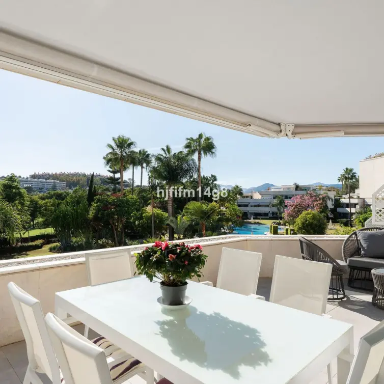 Venta de apartamento en planta media en Nueva Andalucía