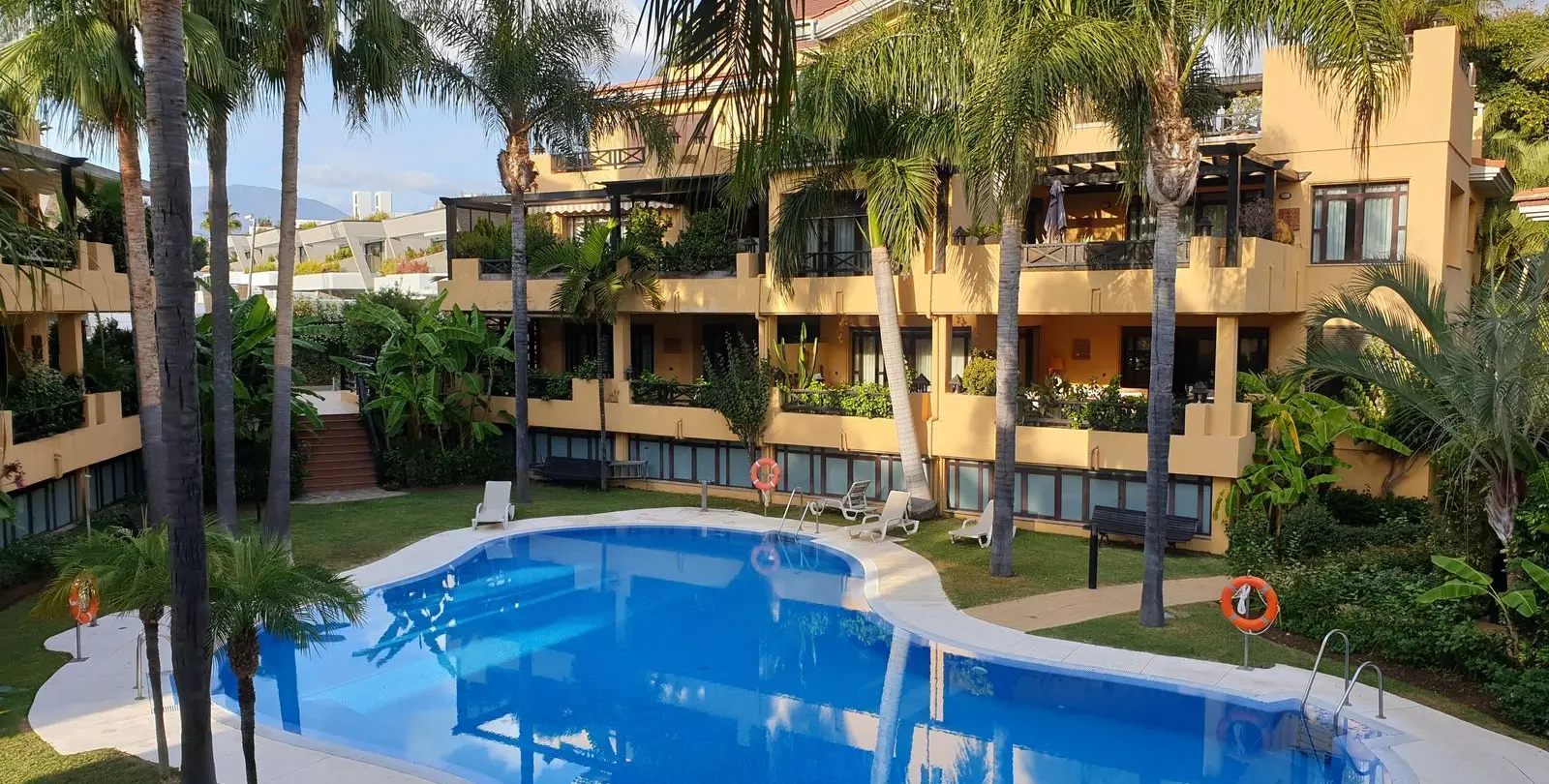 Продажа апартаментов на среднем этаже в Puerto Banús 1