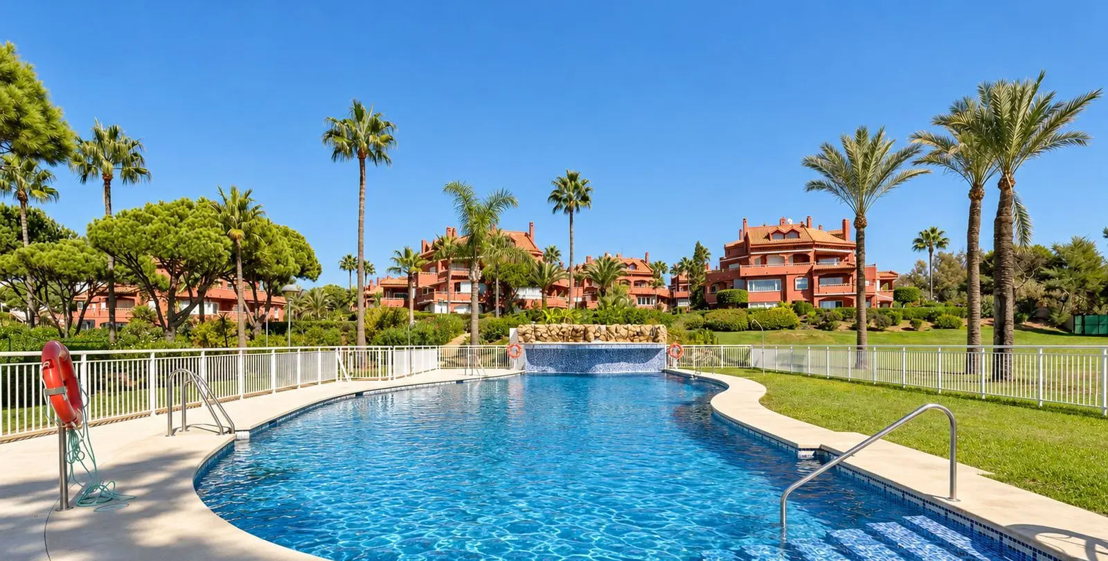 Venta de ático dúplex en Elviria 3