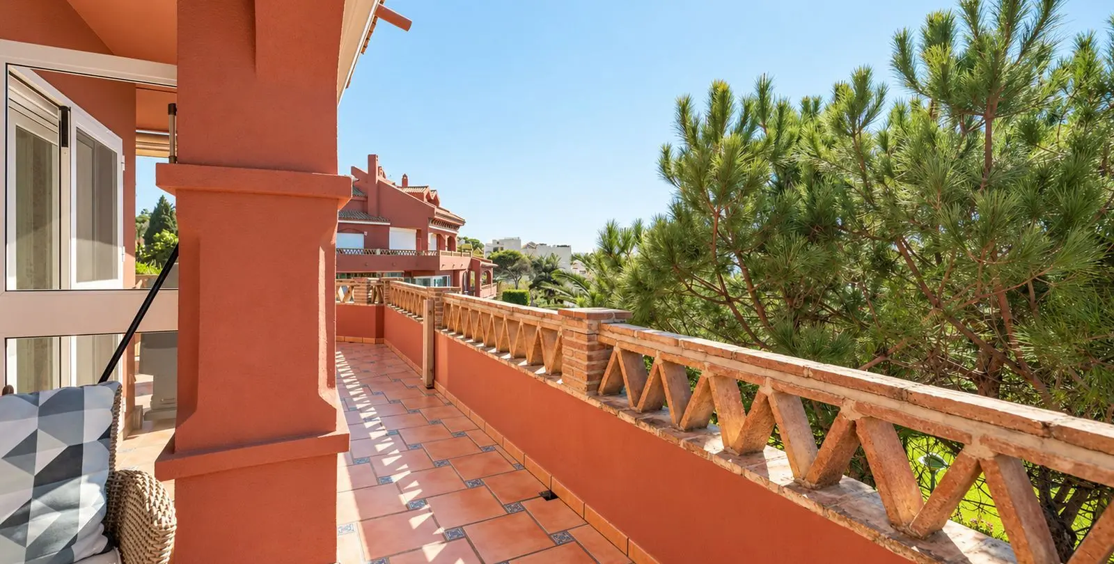 Venta de ático dúplex en Elviria 30