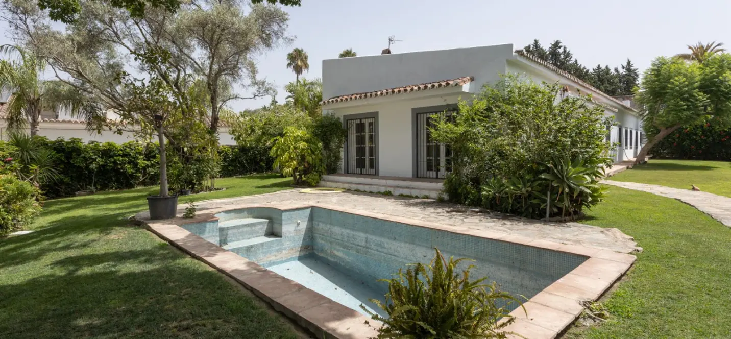 Venta de villa independiente en San Pedro de Alcántara 0