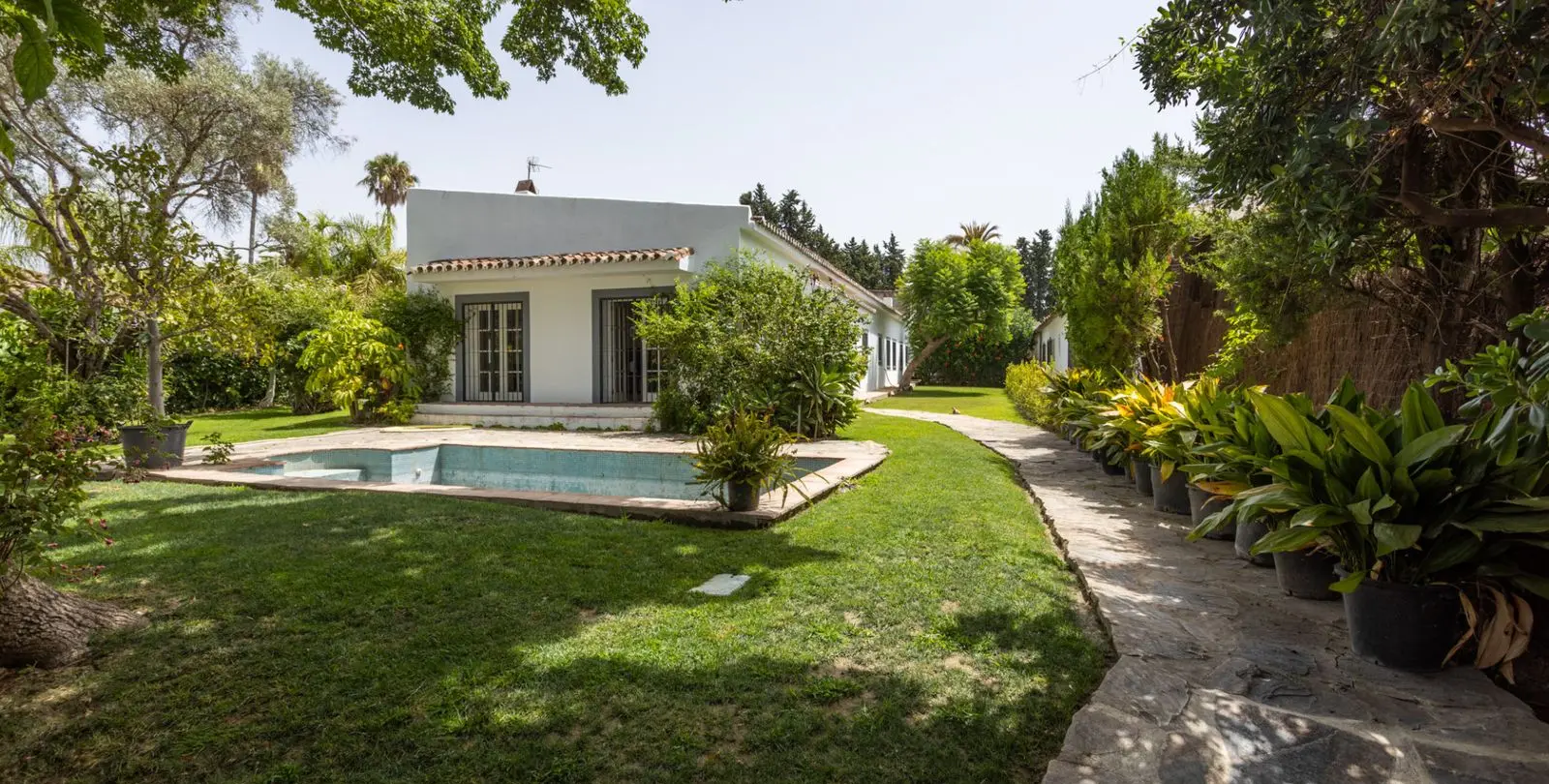Venta de villa independiente en San Pedro de Alcántara 32