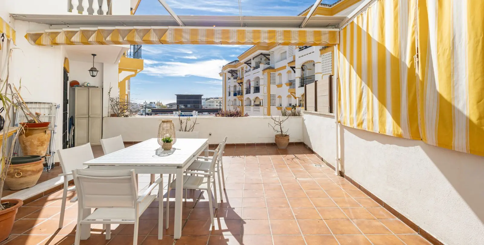 Venta de apartamento en planta media en Marbella 2