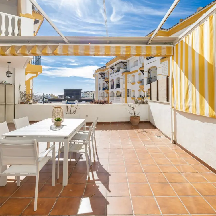 Venta de apartamento en planta media en Marbella