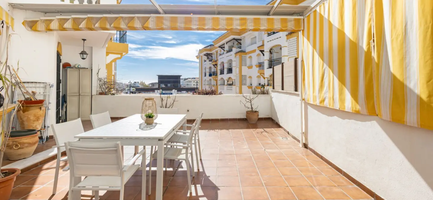 Venta de apartamento en planta media en Marbella 1