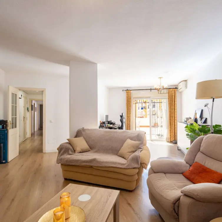 Venta de apartamento en planta media en Marbella
