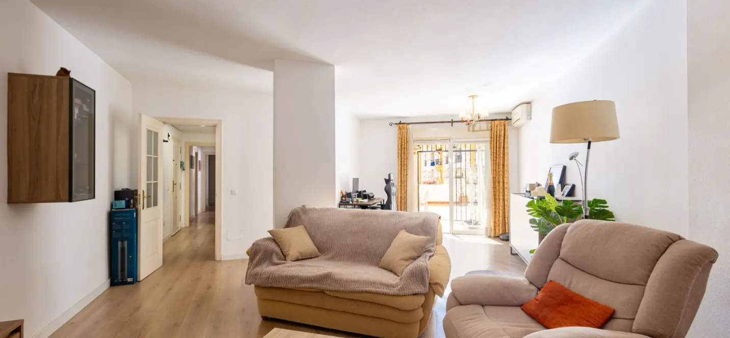 Venta de apartamento en planta media en Marbella 2