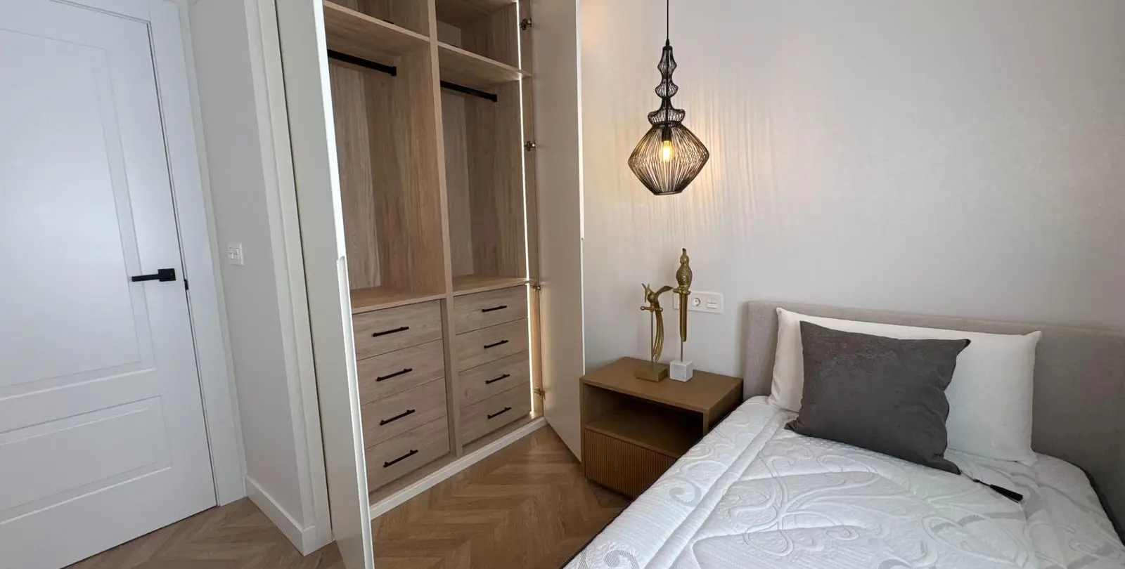 Venta de apartamento en planta media en La Trinidad 16