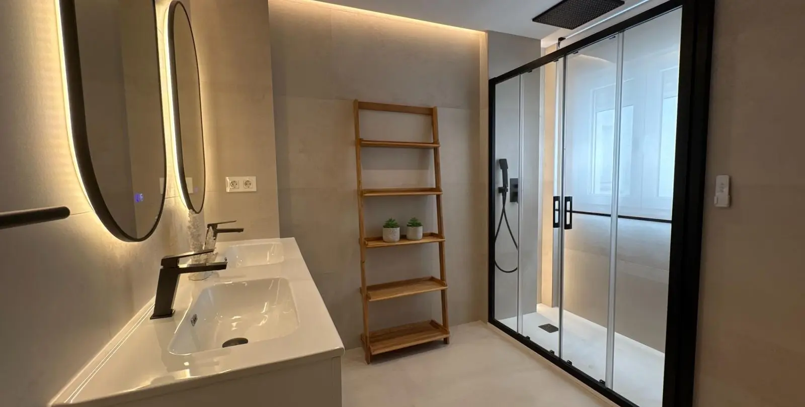 Venta de apartamento en planta media en La Trinidad 17