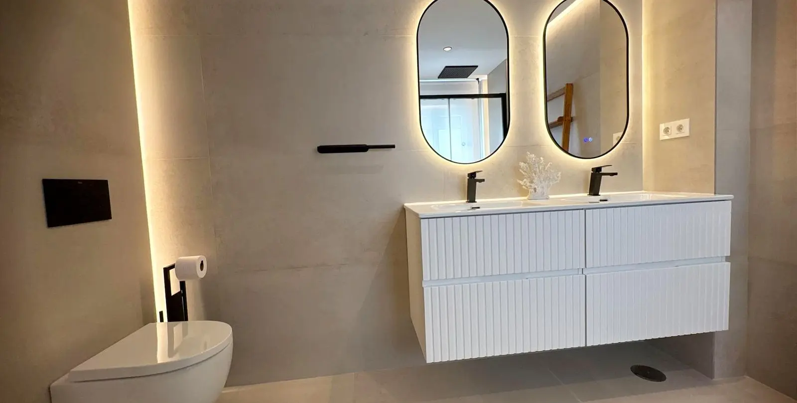 Venta de apartamento en planta media en La Trinidad 19