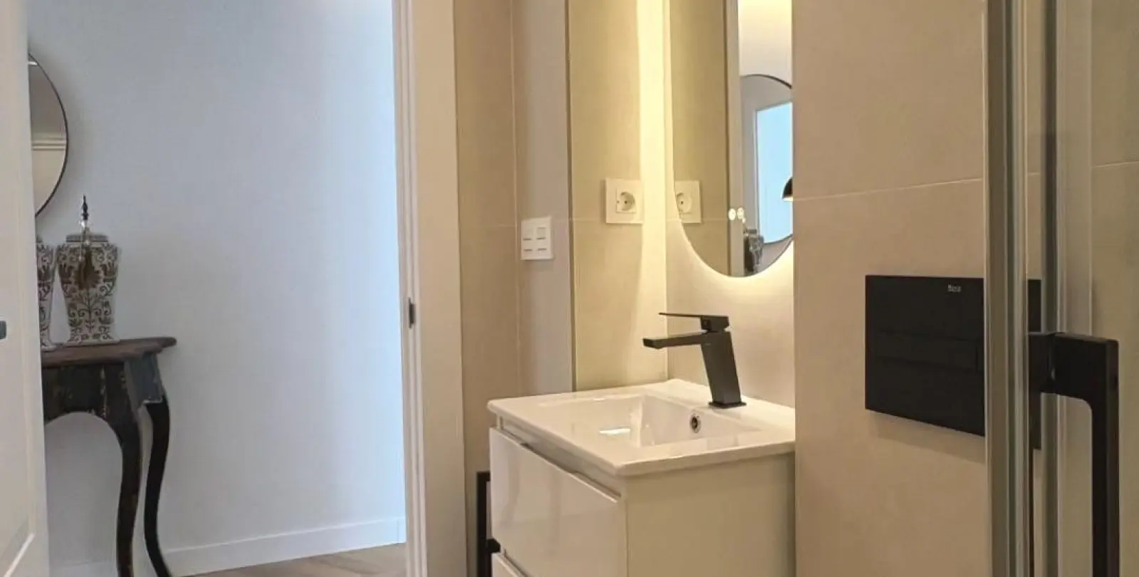 Venta de apartamento en planta media en La Trinidad 20