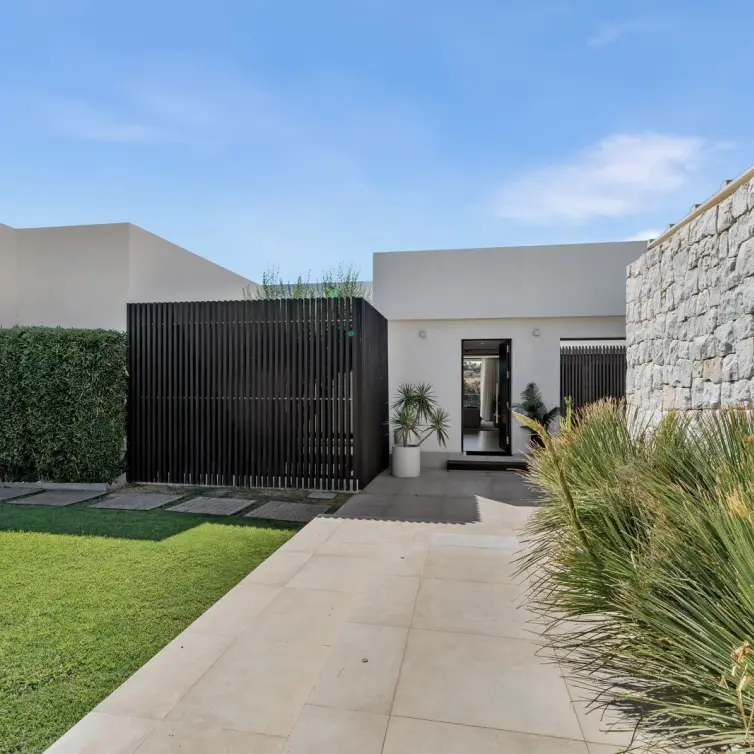 Sale of detached villa in Nueva Andalucía