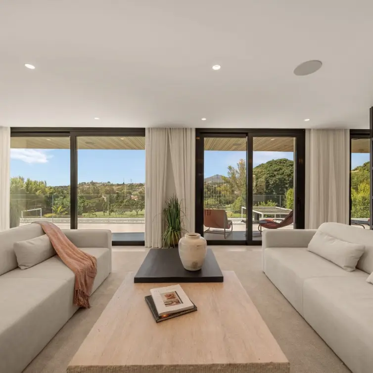Sale of detached villa in Nueva Andalucía
