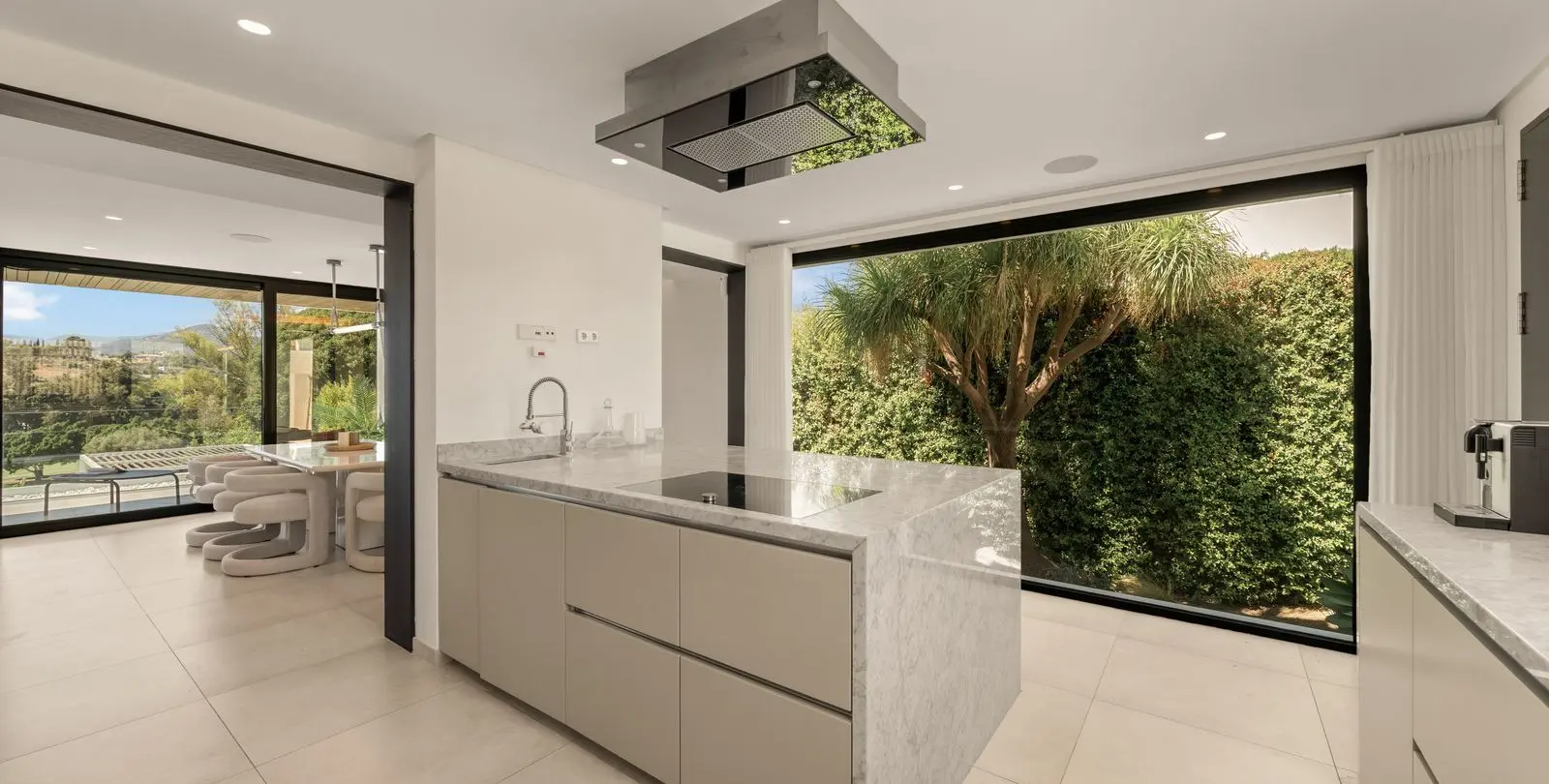 Sale of detached villa in Nueva Andalucía 13