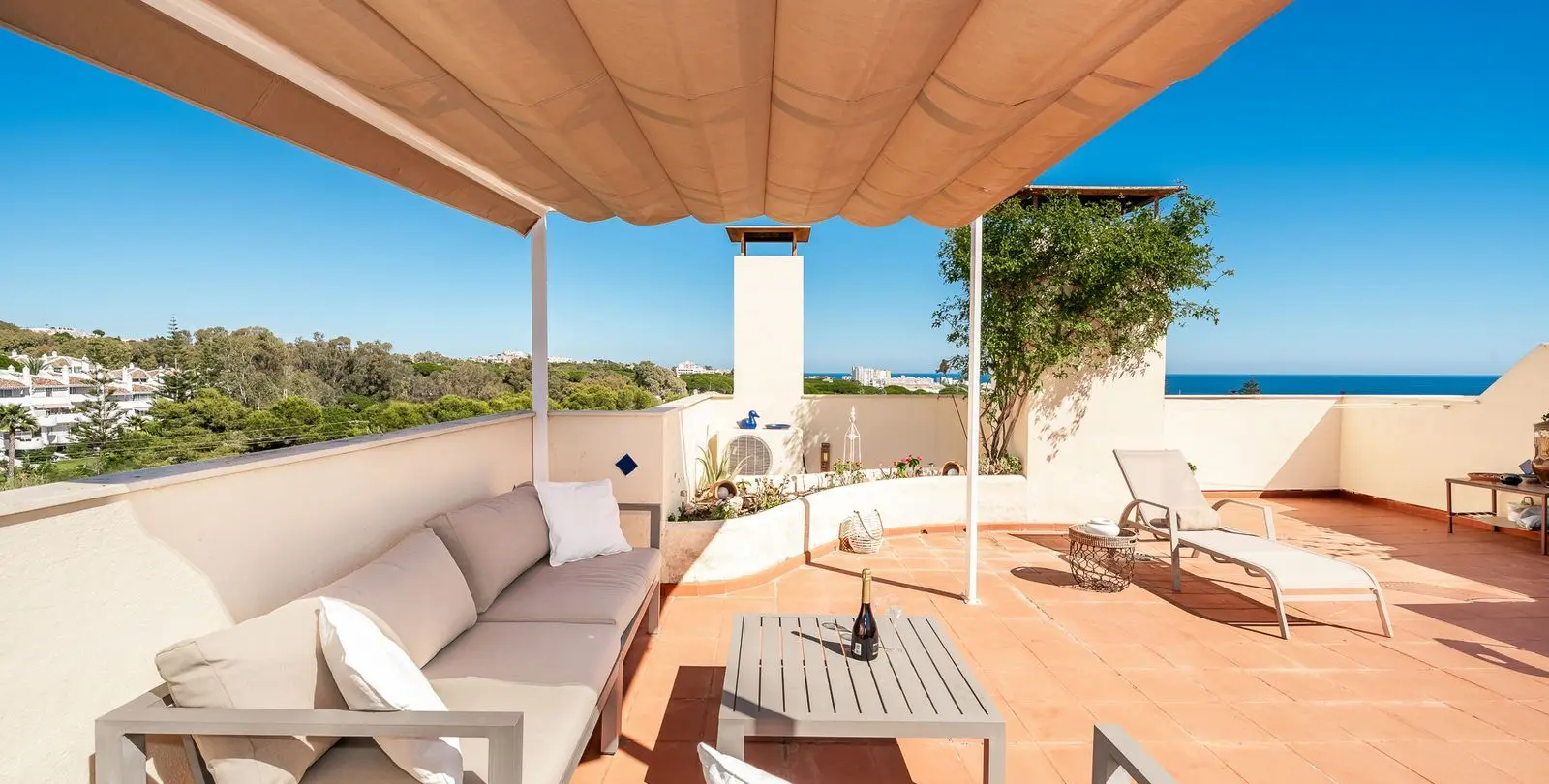 Sale of penthouse in Calahonda 1
