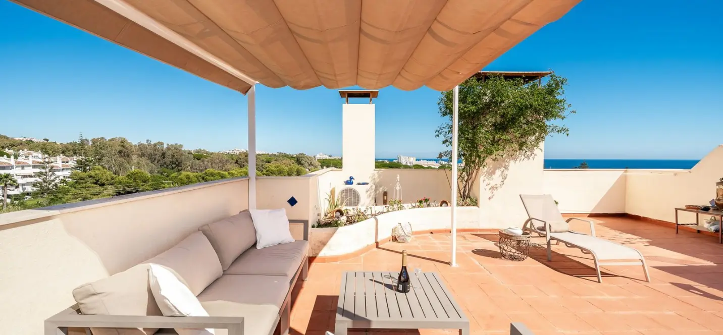 Sale of penthouse in Calahonda 0