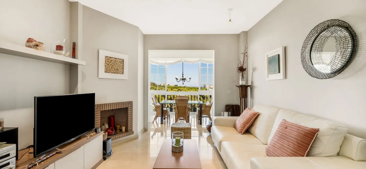 Sale of penthouse in Calahonda 4