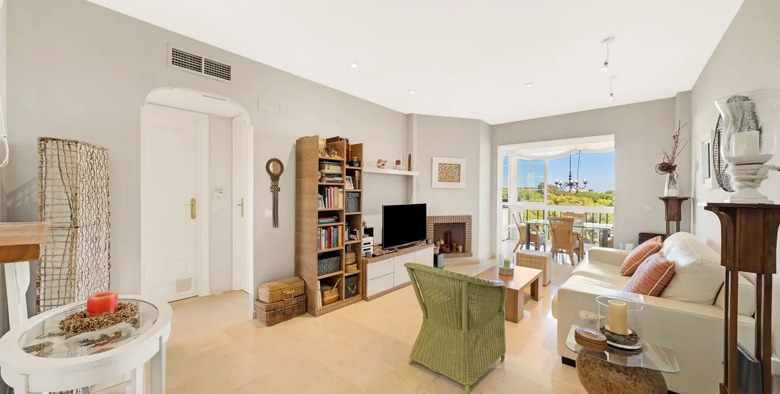 Sale of penthouse in Calahonda 7