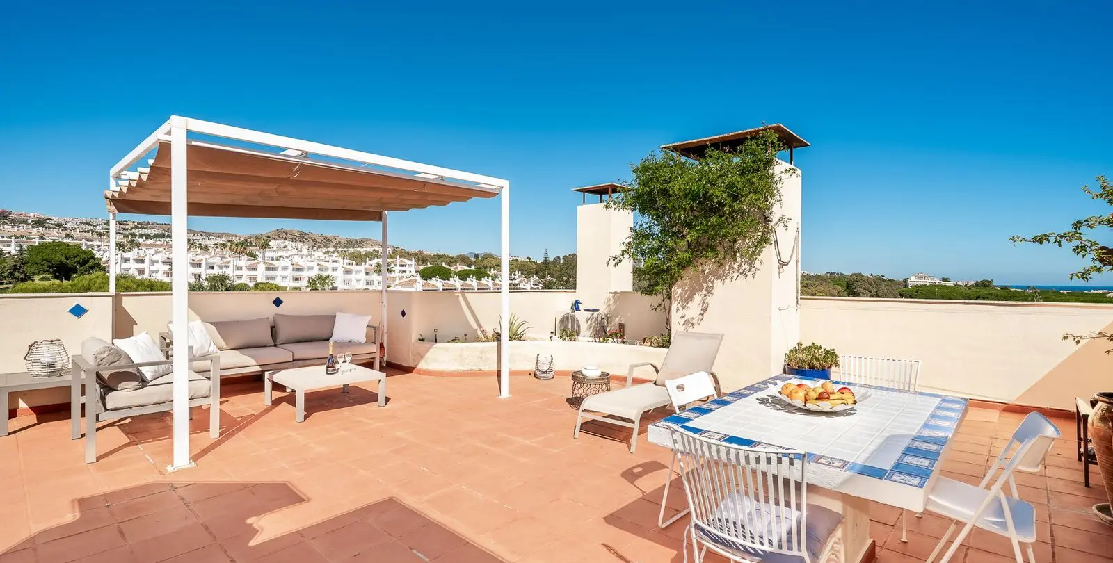 Sale of penthouse in Calahonda 16