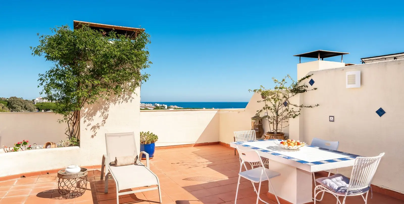 Sale of penthouse in Calahonda 17