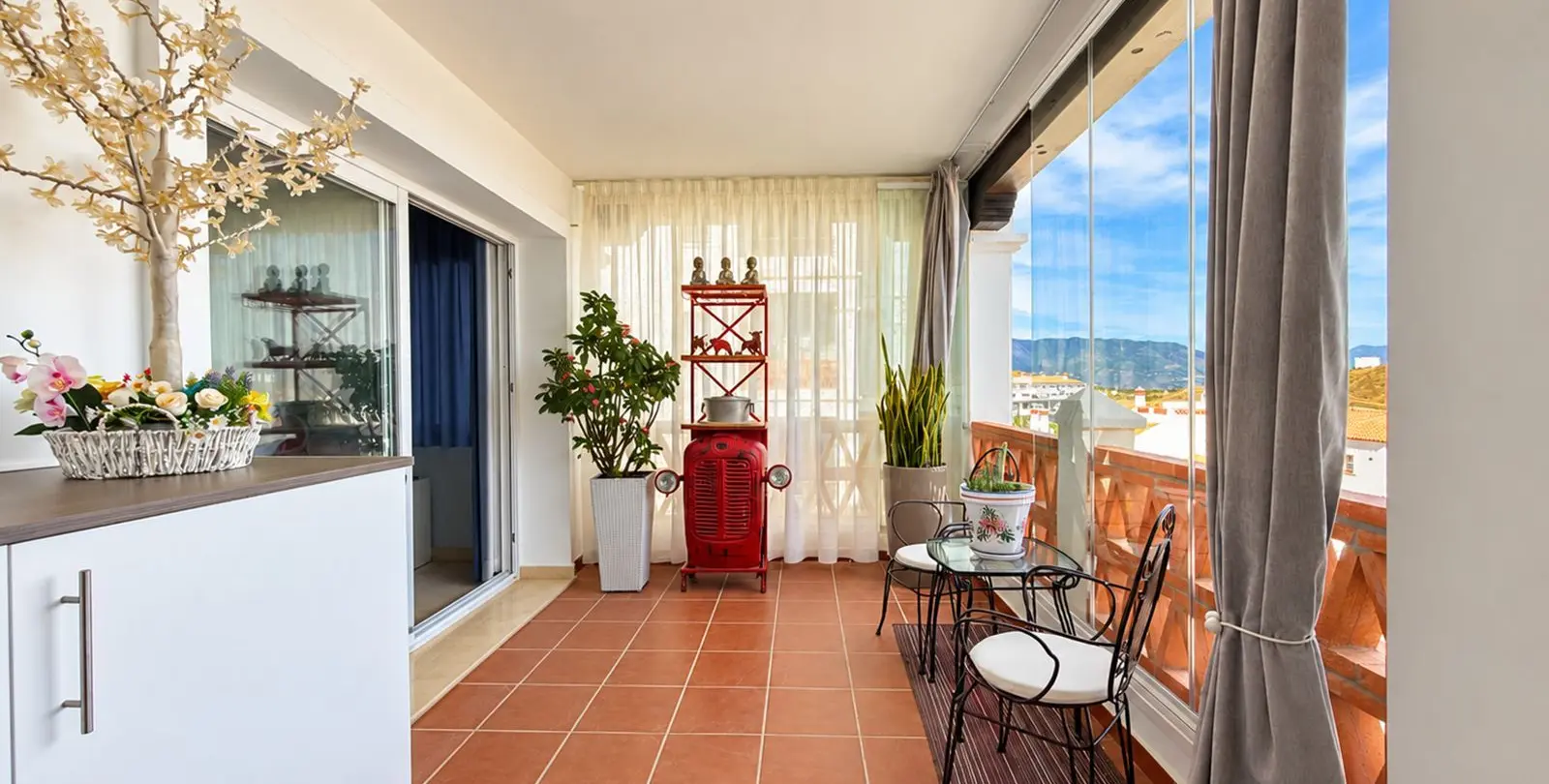 Venta de apartamento en planta media en Calahonda 2