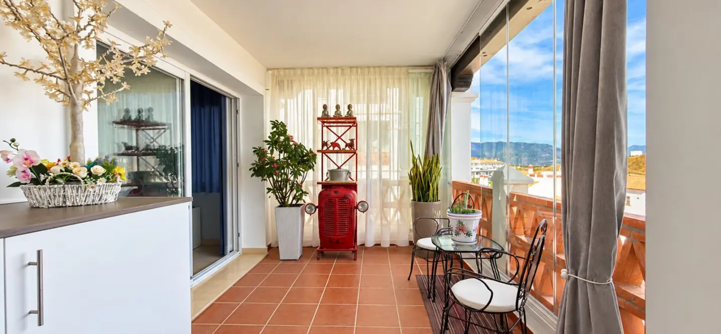 Venta de apartamento en planta media en Calahonda 1