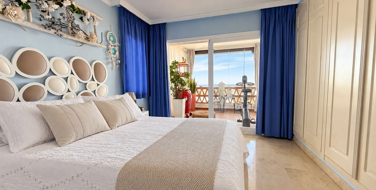 Venta de apartamento en planta media en Calahonda 23