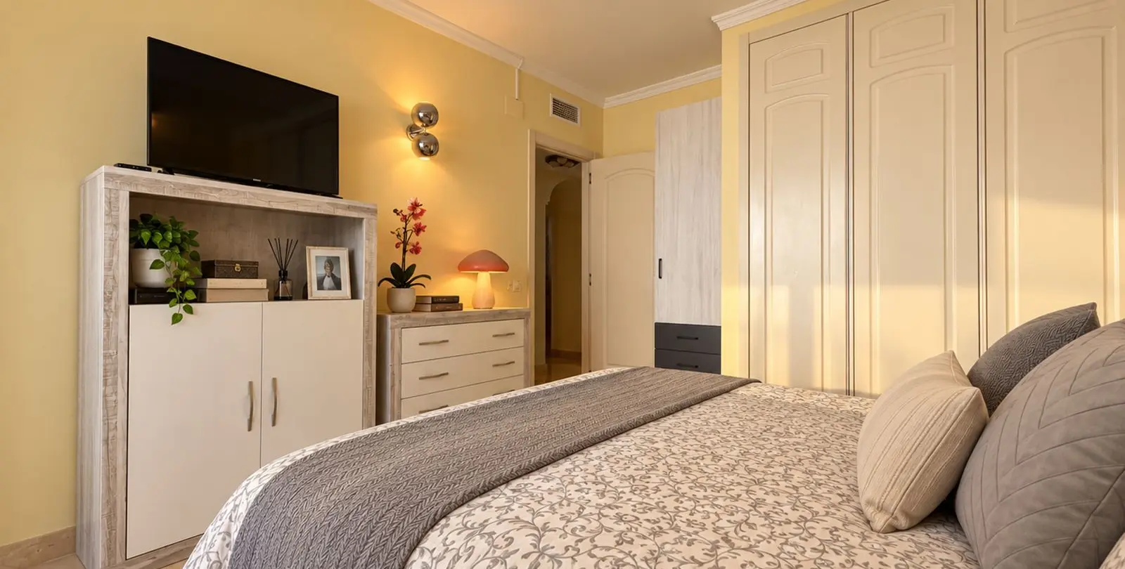 Venta de apartamento en planta media en Calahonda 32
