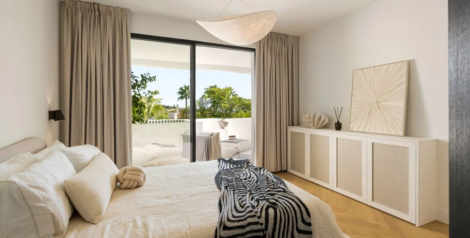 Venta de apartamento en planta media en Benahavís 9