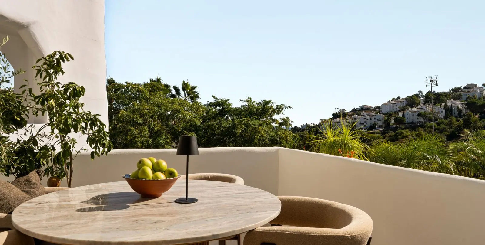 Venta de apartamento en planta media en Benahavís 15