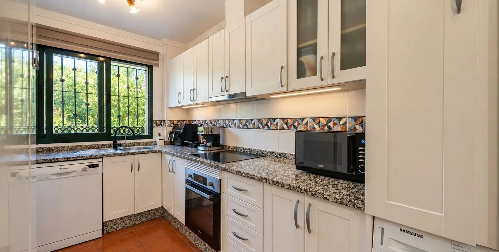 Продажа апартаментов на среднем этаже в Elviria 3