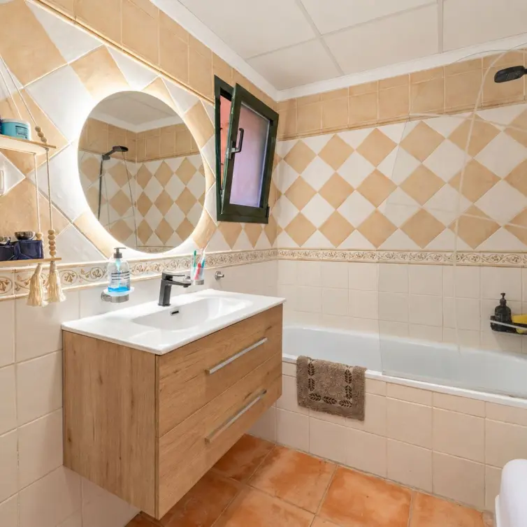 Venta de apartamento en planta media en Elviria