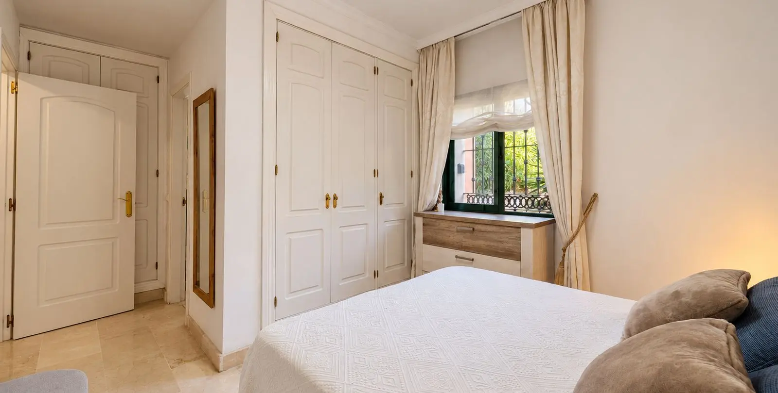 Продажа апартаментов на среднем этаже в Elviria 8