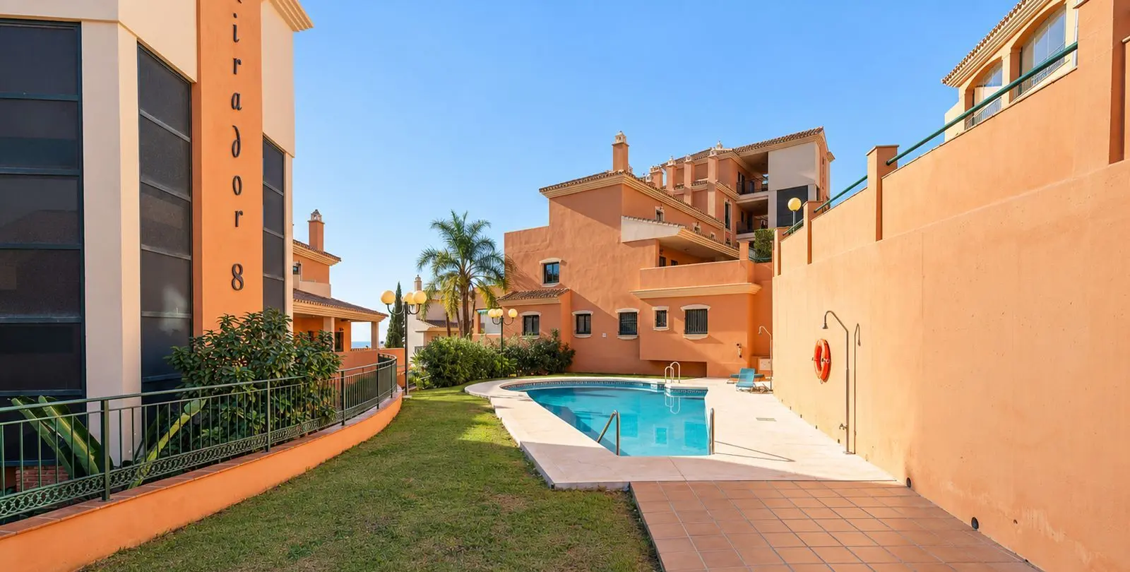 Продажа апартаментов на среднем этаже в Elviria 25